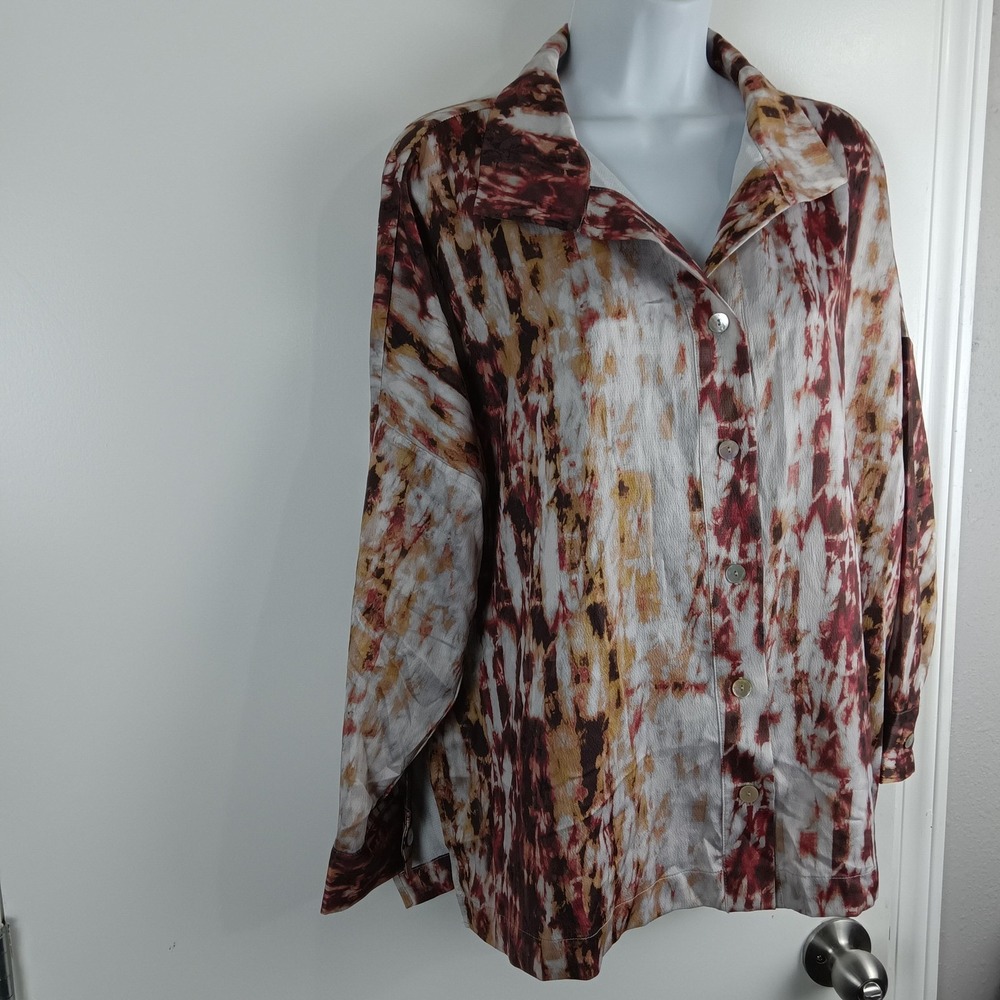 WynneLayers Shirt Womens Medium Red Beige Watercolor Button Up Blouse Top NWT - Picture 2 of 14